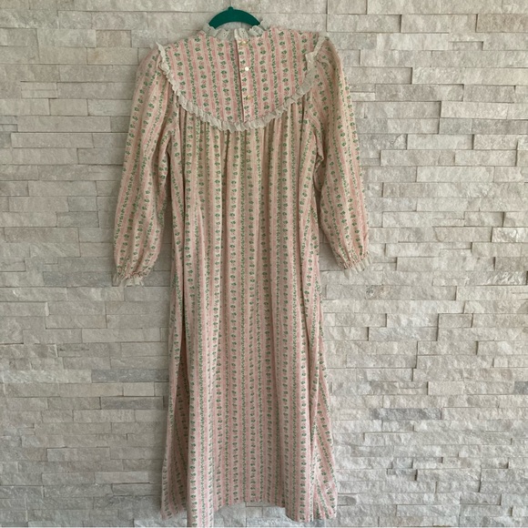 💖Lanz soft flannel nightgown w/ pearl buttons eyelet trim. - Picture 6 of 8
